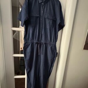 Old Navy Denim jumpsuit with 4 pockets and elastic ankles. Size L